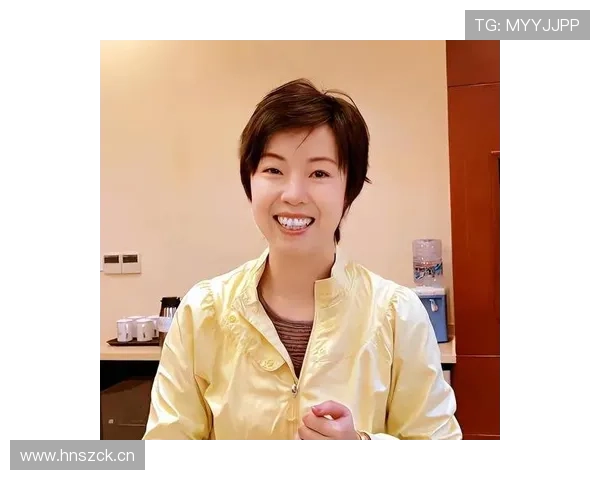 张怡宁家里随手一摆都是艺术品，床头那把旧球拍反差得让我笑出声